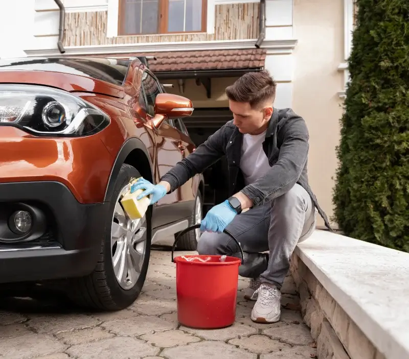 Lavage auto à domicile Cour-Cheverny : professionnel intervenant sur un véhicule